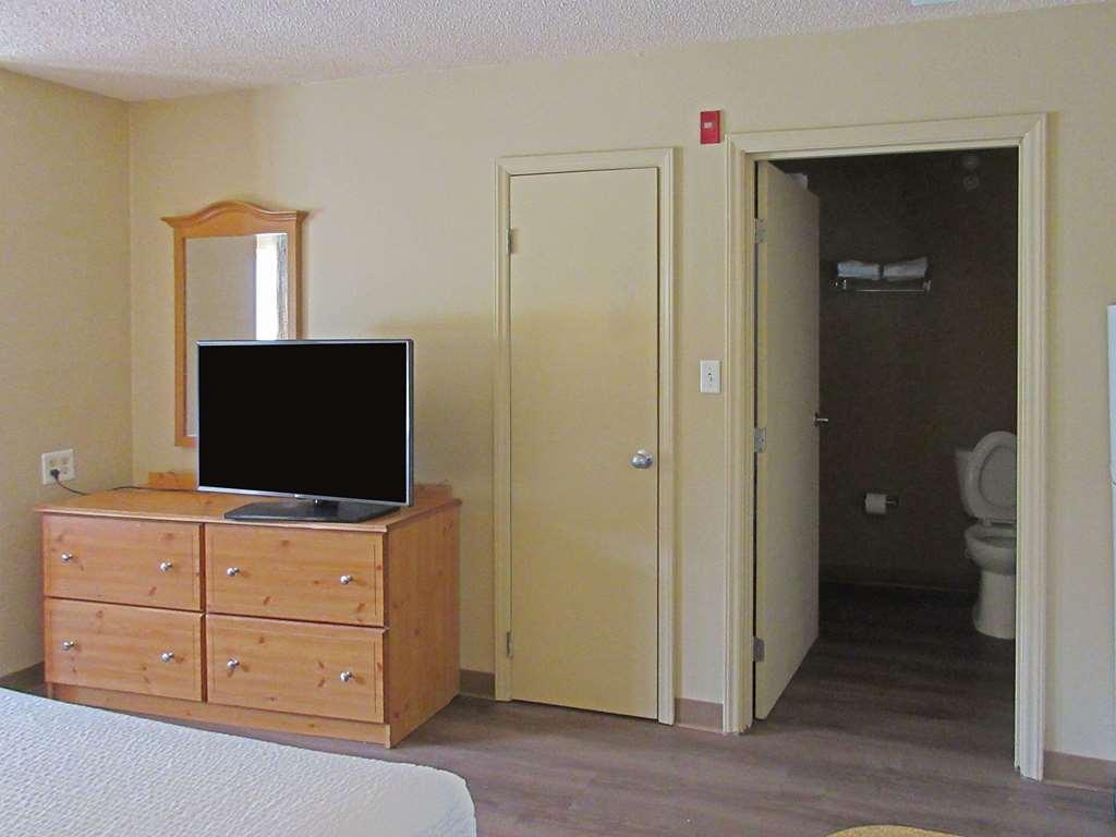 Suburban Studios Raleigh - Crabtree Valley Room photo