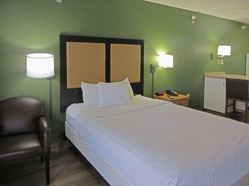 Suburban Studios Raleigh - Crabtree Valley Room photo